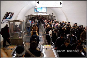 106- Les interminables files d'attente du métro moscovite.