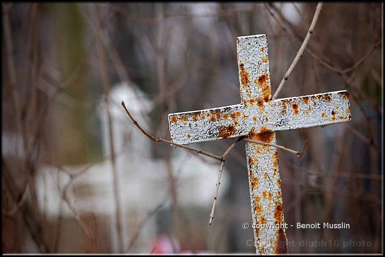 8- Croix au cimetière Novodevitchi de Moscou..jpg