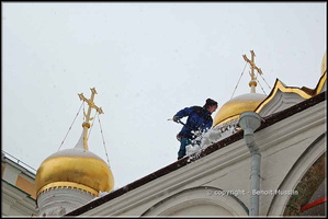 127- Le nettoyage périlleux du toit d'une cathédrale.