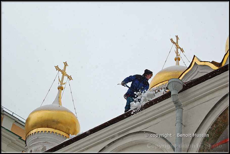 27- Le nettoyage périlleux du toit d'une cathédrale..jpg