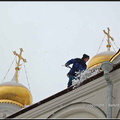 127- Le nettoyage périlleux du toit d'une cathédrale.