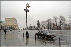 128- Une voiture officielle à la sortie du Kremlin, à Moscou.