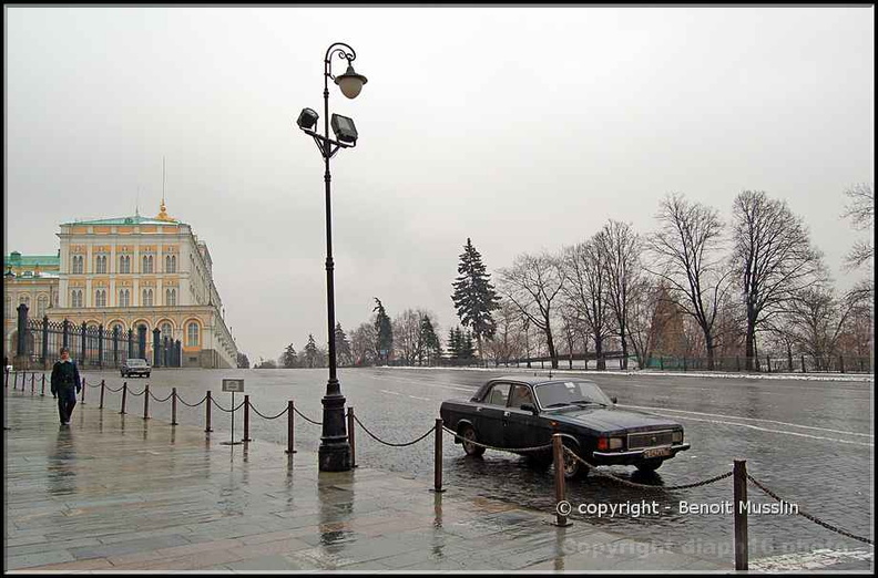 28- Une voiture officielle à la sortie du Kremlin, à Moscou..jpg