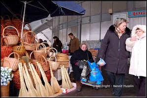 134- Babouchka adorable qui vend des balais typiques russes.