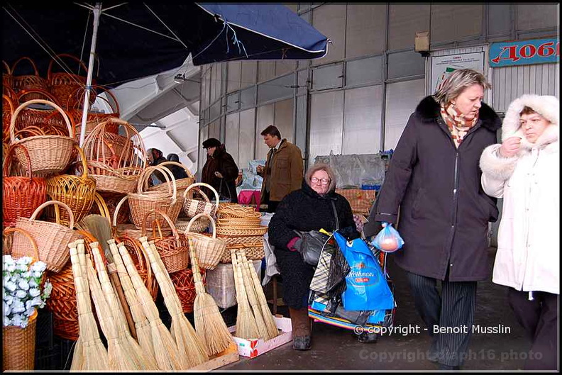 34- Babouchka adorable qui vend des balais typiques russes..jpg