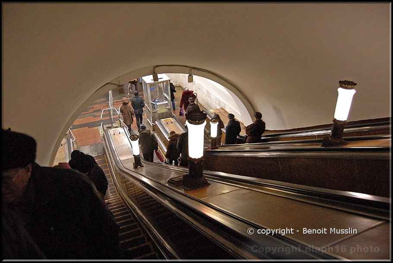 37- Une plongée de 80 m par les escalators géants du métro..jpg