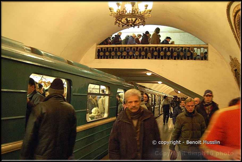 38- Un quai de gare du métro moscovite..jpg