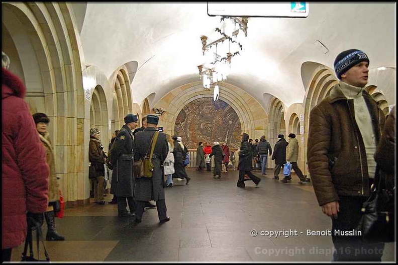 39- La milice russe est très présente dans le métro moscovite..jpg