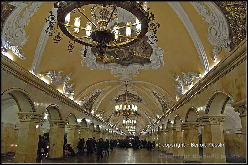 45- Les stations moscovites sont grandes et lumineuses..jpg