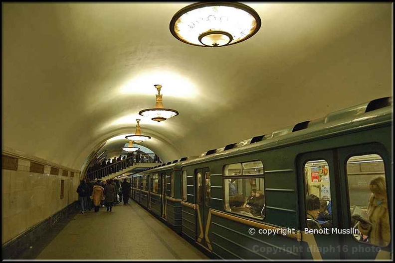 46- Les quais du métro moscovite sont larges..jpg