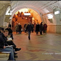 149- Le métro est une salle d'étude pour les lycéens.