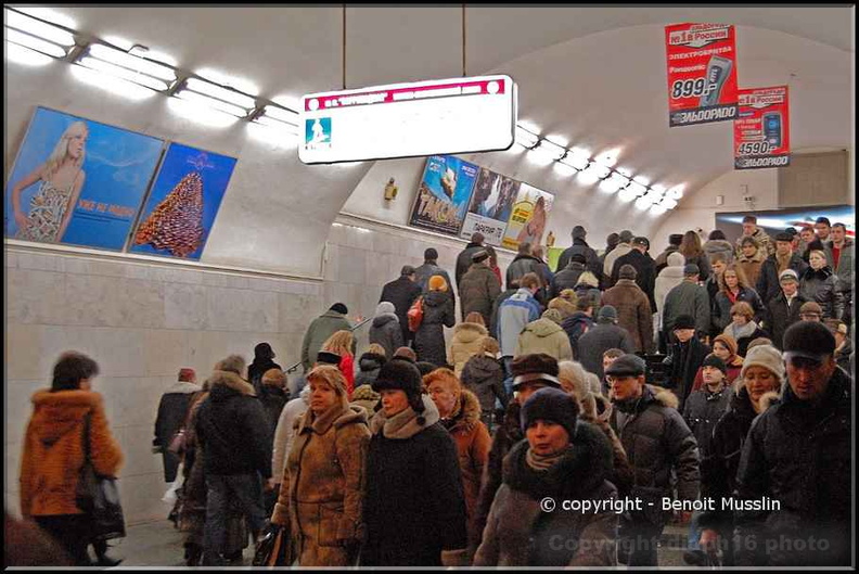 51- 7 millions de personnes par jour transitent dans le métro..jpg