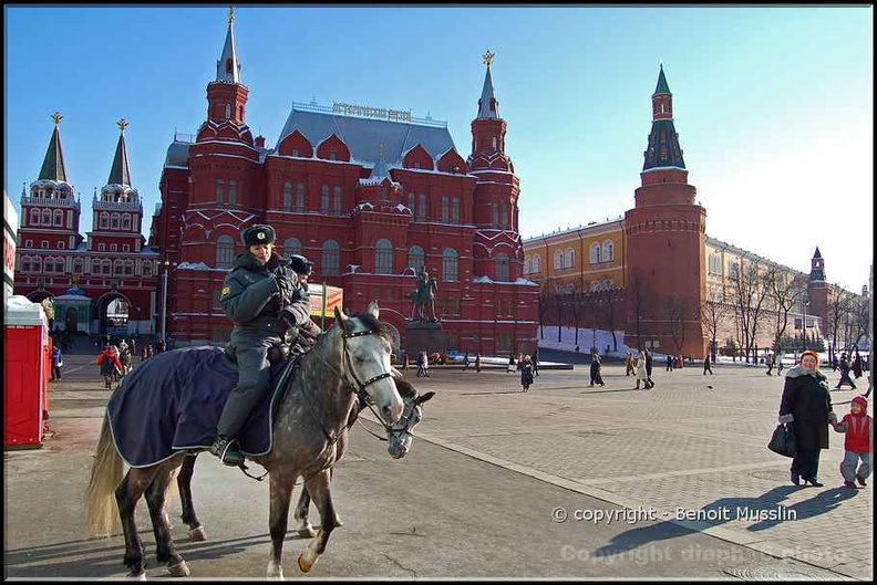 75- La milice à cheval sur place du manège à Moscou..jpg